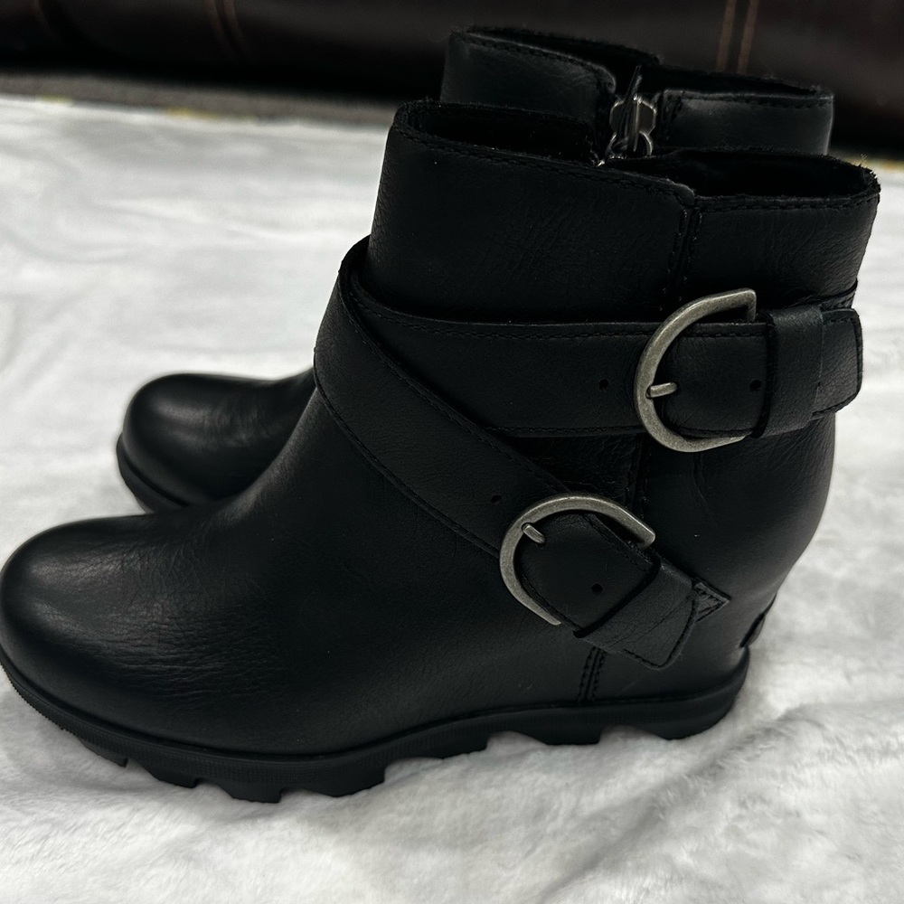 Sorel Women's Joan of Arctic Wedge II Buckle Boot - Light Rain - Waterproof